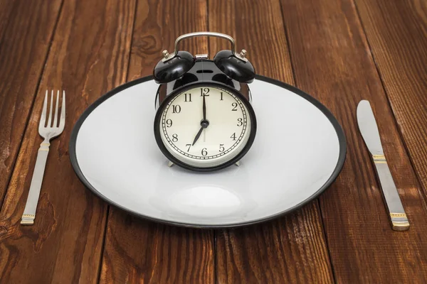 Reloj Despertador Placa Con Cuchillo Tenedor Sobre Fondo Madera Concepto — Foto de Stock