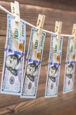 Bize doları banknot para aklama kavramı için ipe ahşap arka plan asılı
