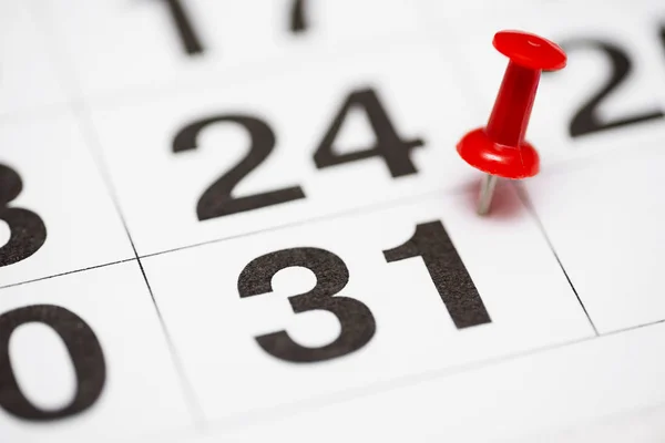 Tarih sayısı 31 pin. Ayın otuz ilk kırmızı bir raptiye ile işaretlenir. Takvimde pin