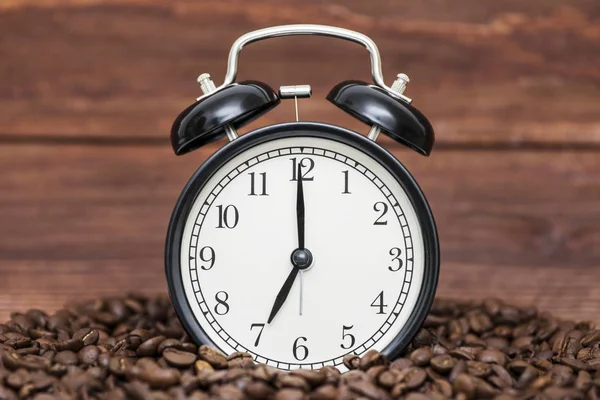 Relógio Despertador Grãos Café Fundo Madeira Relógio Alarme Sobre Grãos — Fotografia de Stock