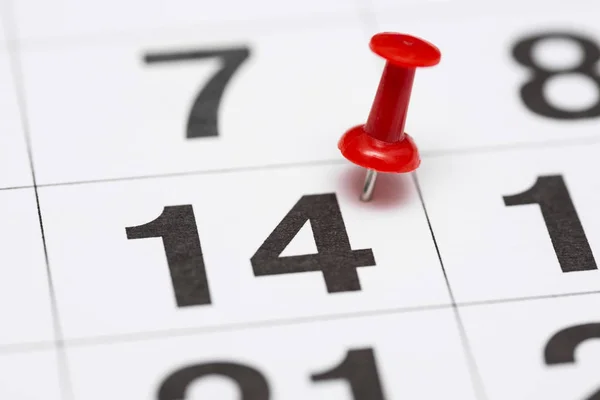 Pin 在日期号14 这个月的第十四天用红色图钉标记 日历上的 Pin 图库图片