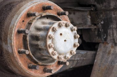 Eski hub tekerlekli arabayı kapat. Merkezi tekerlek üzerinde pas. Arka tekerlek