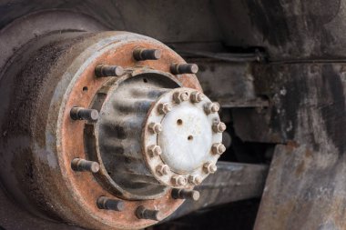 Eski hub tekerlekli arabayı kapat. Merkezi tekerlek üzerinde pas. Arka tekerlek