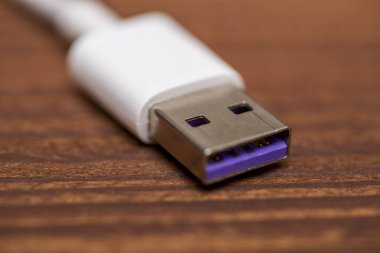 Ahşap arka plan üzerinde closeup Usb kablosu. Ahşap masa üzerinde USB fiş. Bağlamak kavramı