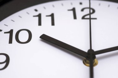 Saat yüzü closeup. Siyah ve beyaz yakın saat. Son Tarih ve saat kavramı. Tarih saat görünümü kadar kapatın