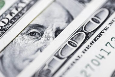 Benjamin Franklin'in gözlerinden 100 dolar. Benjamin Franklin yüz yüz dolarlık banknot, arka planlar, yakın çekim. 100 dolarlık banknot sadece gözleri Benjamin Franklin