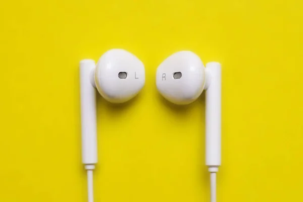 Auriculares Blancos Aislados Sobre Fondo Amarillo Brillante Con Espacio Copia —  Fotos de Stock