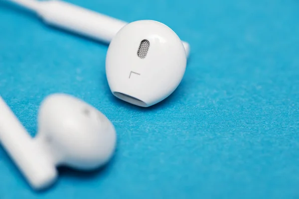 Closeup White Earphones Blue Background Music Life Concept Earphons Blue — 图库照片