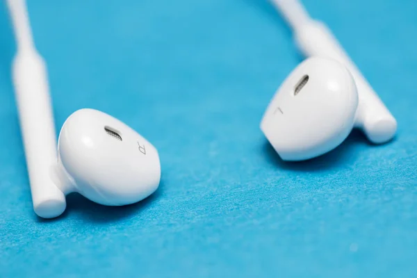 Closeup White Earphones Blue Background Music Life Concept Earphons Blue — 图库照片