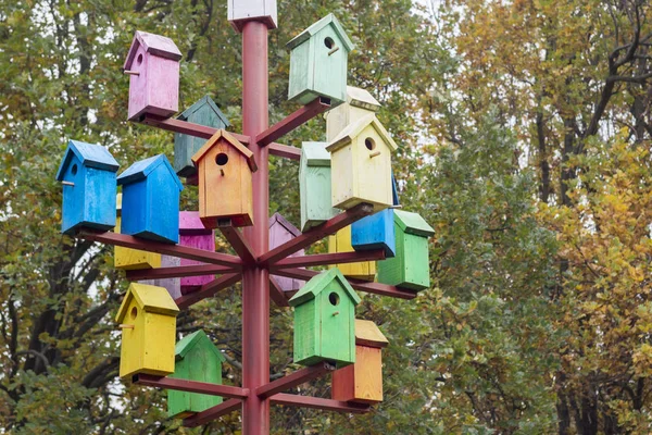 Wiele Kolorowe Budki Lęgowe Wiele Jasnych Kolorach Birdhouses — Zdjęcie stockowe