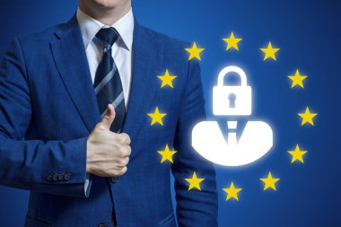 İşadamı el işareti genel veri koruma yönetmeliği tutarak. Gdpr (genel veri koruma yönetmeliği) kavramı. İşadamı ya da metin Gdpr ile teknoloji uzmanı, kilit yerine baş ve AB ile kişi yıldız