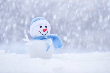 Bir kap ve bir eşarp kışın karda küçük kardan adam. Kartopu ile mutlu kardan adam. Noel kartı, kopya alanı