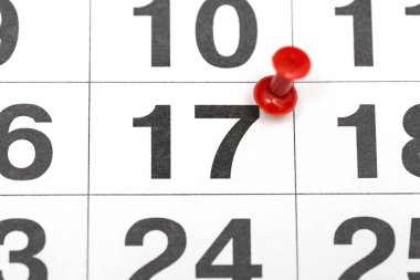 Tarih sayısı 17 pin. Ayın on yedinci günü kırmızı bir raptiye ile işaretlenir. Takvimde pin. Takvim kavramı önemli bir tarih, yoğun bir gün, randevu veya toplantı anımsatıcısı için