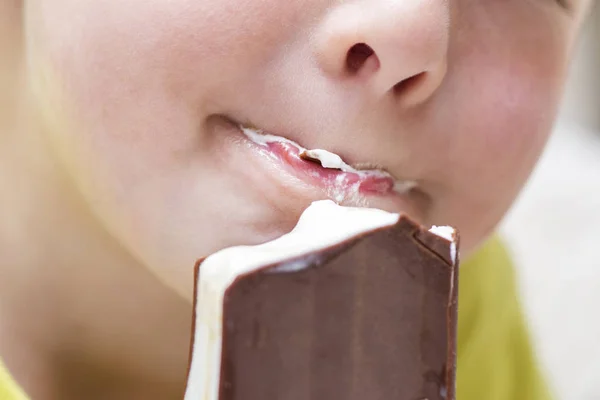 Счастливый Малыш Облизывает Мороженое — стоковое фото