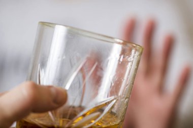 Öte yandan reddetti cam içki alkol erkek elini uzattı. Erkek el cam ile alkollü içecek reddetme. Kavramı için değil içmek ve götürmek