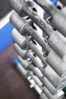 Halter salonunda satırlarının. Halter seti. Spor fitness merkezi raf üzerinde birçok metal dambıl. Üstten görünüm