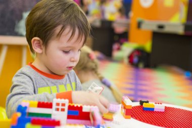Çocuk tasarımcı toplar. Kids hareket anaokulu ya da evde. Çocuk Çocuk Tasarımcısı ile çalış
