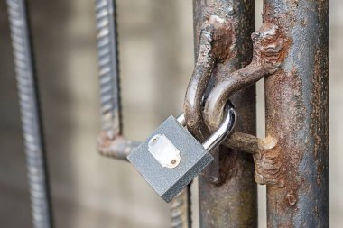 Eski paslı metal kapı yakından kilit kilitli. Antika slayt çelik Panjur Kapı kilitli. Izgara kilitlendiğinde kapalı