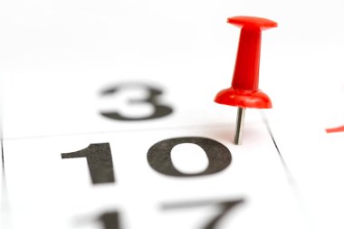 10 numaralı tarihi sabitle. Ayın onuncu günü kırmızı bir raptiye ile işaretlenir. Takvime sabitleme