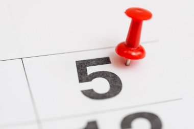 5 numaralı tarihi sabitle. Ayın beşinci günü kırmızı bir raptiye ile işaretlenir. Takvime sabitleme