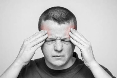 Korkunç bir baş ağrısı. Baş ağrısı olan biri. Baş ağrısı çeken genç bir adam. Adam onun var ve baş ağrısı, ağrı, migren, üzücü depresif acı tutun