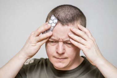 Korkunç bir baş ağrısı. Baş ağrısı olan biri. Baş ağrısı çeken genç bir adam. Adam onun var ve baş ağrısı, ağrı, migren, üzücü depresif acı tutun