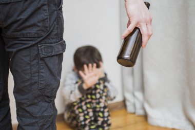 Sarhoş ebeveyn ve küçük korkmuş oğul. Çocuk konseptine karşı şiddet. Ailede saldırganlık var. Alkol. Aile içi şiddet