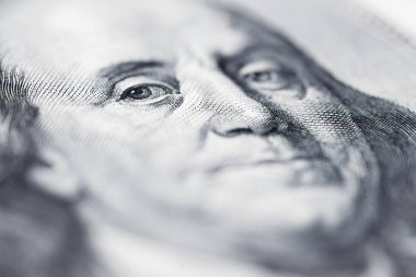 Benjamin Franklin'in gözlerinden 100 dolar. Benjamin Franklin yüz yüz dolarlık banknot, arka planlar, yakın çekim. 100 dolarlık banknot sadece gözleri Benjamin Franklin