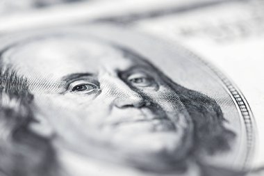Benjamin Franklin'in gözlerinden 100 dolar. Benjamin Franklin yüz yüz dolarlık banknot, arka planlar, yakın çekim. 100 dolarlık banknot sadece gözleri Benjamin Franklin