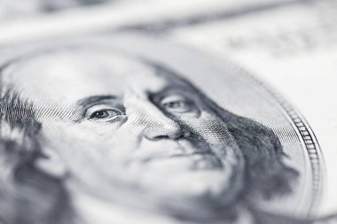 Benjamin Franklin'in gözlerinden 100 dolar. Benjamin Franklin yüz yüz dolarlık banknot, arka planlar, yakın çekim. 100 dolarlık banknot sadece gözleri Benjamin Franklin