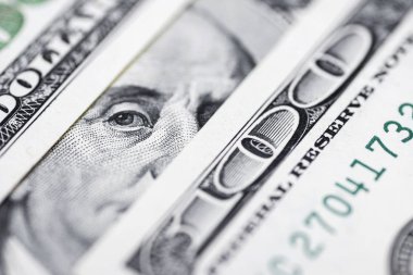 Benjamin Franklin'in gözlerinden 100 dolar. Benjamin Franklin yüz yüz dolarlık banknot, arka planlar, yakın çekim. 100 dolarlık banknot sadece gözleri Benjamin Franklin