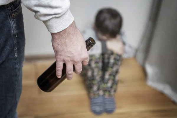 Opilý rodič a malý vystrašený syn. Násilí proti dětské koncepci. Agrese v rodině. Konzumace alkoholu. Domácí násilí — Stock fotografie
