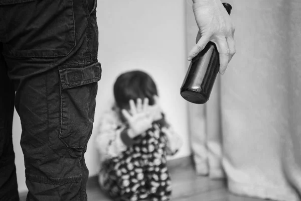 Sarhoş ebeveyn ve küçük korkmuş oğul. Çocuk konseptine karşı şiddet. Ailede saldırganlık var. Alkol. Aile içi şiddet