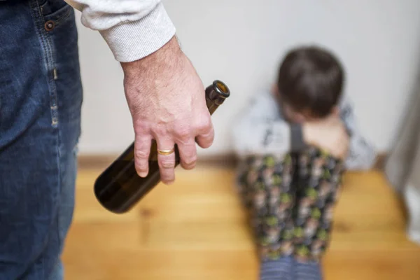 Opilý rodič a malý vystrašený syn. Násilí proti dětské koncepci. Agrese v rodině. Konzumace alkoholu. Domácí násilí — Stock fotografie