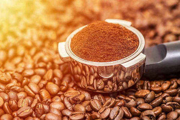 Koffiebonen en portafilter. Filterhouder voor espressomachine koffie en koffiebonen — Stockfoto