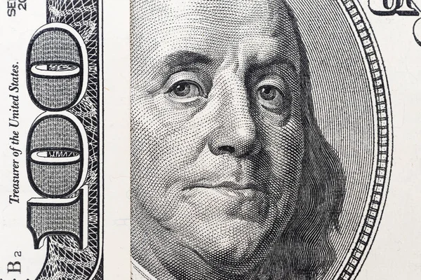 Глаза Бенджамина Франклина от стодолларовой купюры. Лицо Бенджамина Франклина на банкноте за сто долларов, фоны, крупный план. 100-долларовая купюра с глазами Бенджамина Франклина — стоковое фото