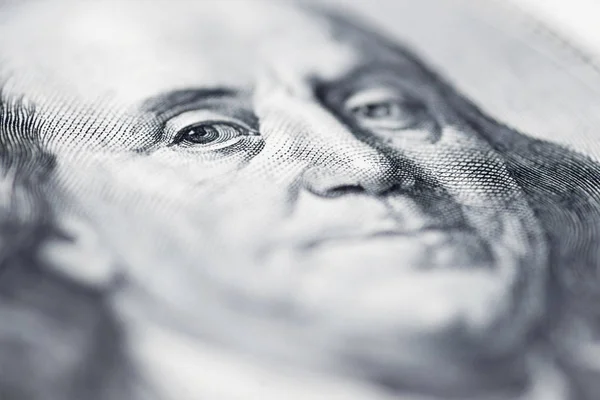 Gli occhi di Benjamin Franklin da una banconota da cento dollari. Il volto di Benjamin Franklin sulla banconota da cento dollari, sfondi, primo piano. Banconota da 100 dollari con solo gli occhi di Benjamin Franklin — Foto Stock