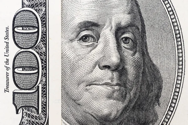 Benjamin Franklin'in gözlerinden 100 dolar. Benjamin Franklin yüz yüz dolarlık banknot, arka planlar, yakın çekim. 100 dolarlık banknot sadece gözleri Benjamin Franklin — Stok fotoğraf