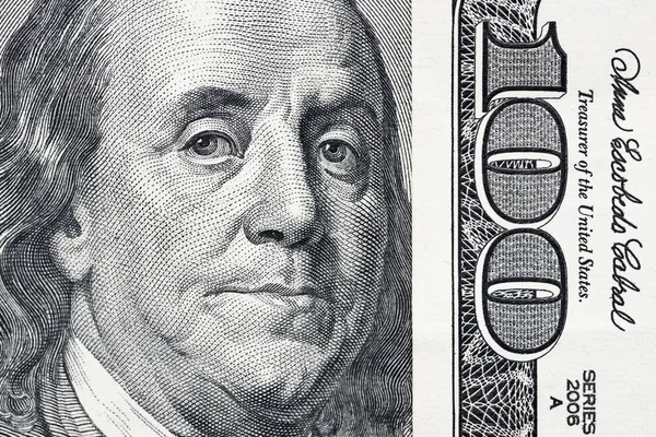 백 달러 지폐에서 벤자민 프랭클린의 눈. 백 달러 지폐, 배경, 클로즈업에 벤자민 프랭클린의 얼굴. 벤자민 프랭클린의 눈만 100 달러 지폐 — 스톡 사진