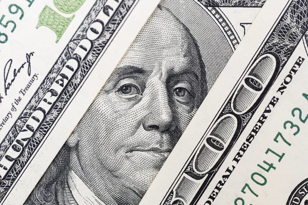 Глаза Бенджамина Франклина от стодолларовой купюры. Лицо Бенджамина Франклина на банкноте за сто долларов, фоны, крупный план. 100-долларовая купюра с глазами Бенджамина Франклина — стоковое фото