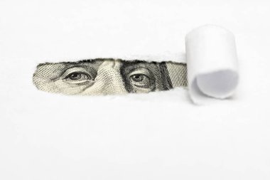 Benjamin Franklin makro yırtık beyaz kağıt bakmak. Benjamin Franklin, portresi kırık eski parça kağıt bakmak banknot yüz dolar ABD üzerinde tasvir