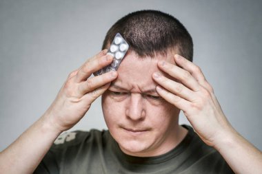 Korkunç bir baş ağrısı. Baş ağrısı olan biri. Baş ağrısı çeken genç bir adam. Adam onun var ve baş ağrısı, ağrı, migren, üzücü depresif acı tutun