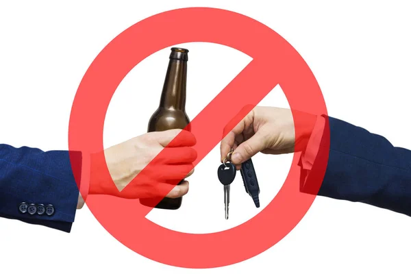 Copo de bebida alcoólica na mão do homem e chave do carro na mão do homem. Não bebas e conduzes! Condução bêbeda. Bebida e chaves de automóvel — Fotografia de Stock