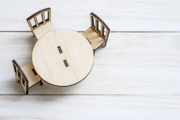 Muebles de madera rústicos miniatura sobre fondo de madera. Mesa y sillas vintage con espacio para copiar — Foto de Stock