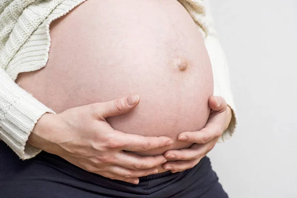 Grossesse, maternité, personnes et concept d'attente - gros plan d'une femme enceinte heureuse avec un gros ventre — Photo