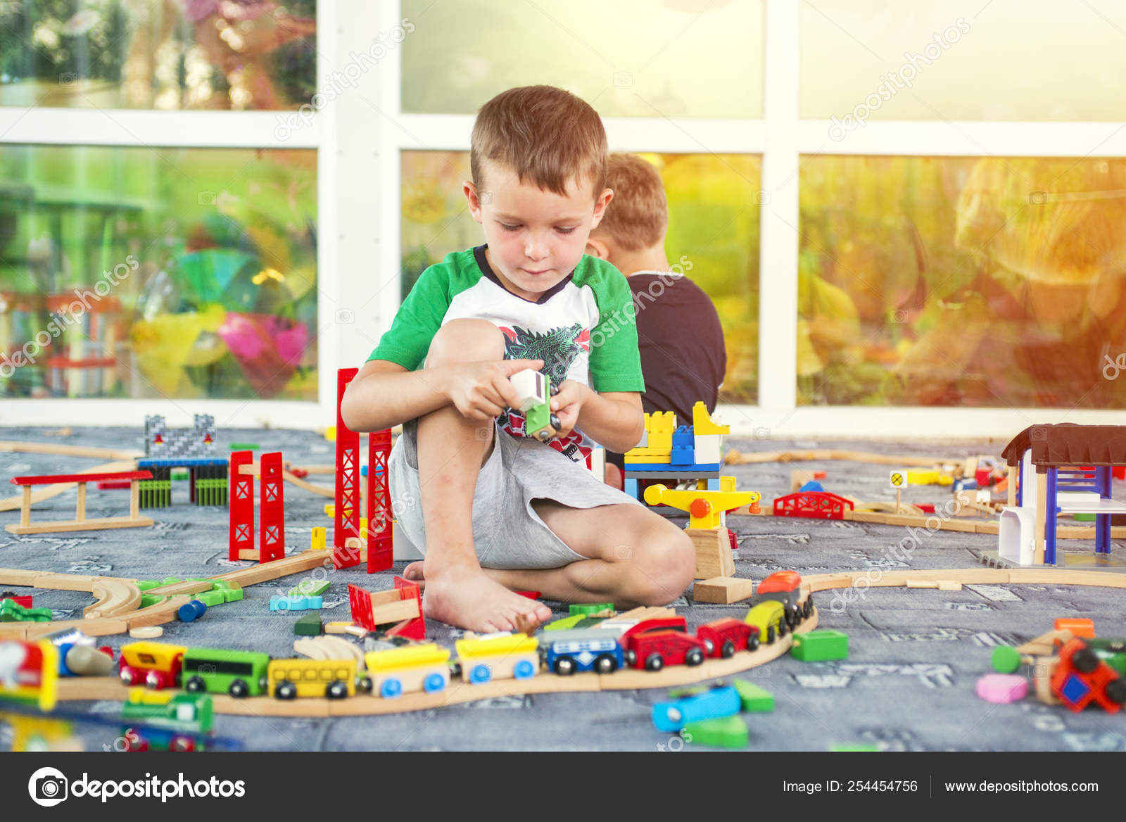 Jogo De Trem Para Crianças No Parque, Ao Ar Livre - Meninos E Meninas, Joga  Um Jogo De Trem Segurando O Ombro Da Frente Foto de Stock - Imagem de  cinco, menino: 167155592