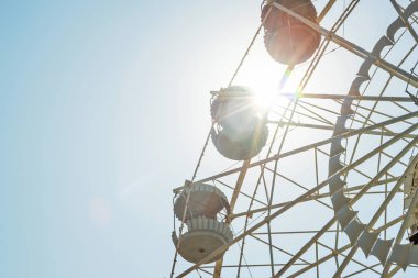 Gökyüzü arka planda dönme dolap. Güneşli gökyüzü arka planda dönme dolap