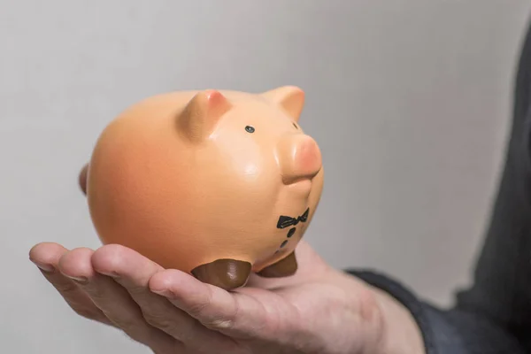 Man holding a piggy bank. Hand of man holding piggy bank. Concept save money — Stock Photo, Image