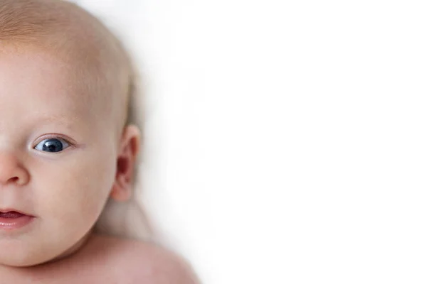 Baby Baby Nahaufnahme Porträt. Glückliches Babygesicht vor hellem Hintergrund. Blickt in die Kamera. Kopierraum — Stockfoto