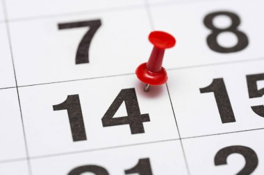 Tarihi sayı 14 pin. Ayın on dördüncü günü kırmızı bir raptiye ile işaretlenir. Takvimde pin